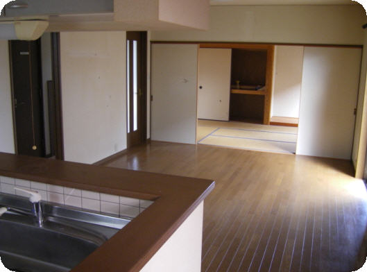 tsurugaoka-house-into-living-room-and-tatami-room.jpg